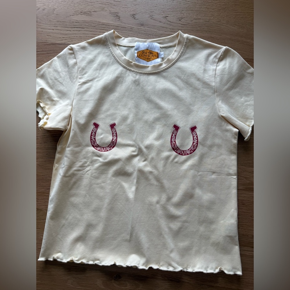 Butter yellow Short Sleeve Graphic Tee with Burgundy Horseshoe